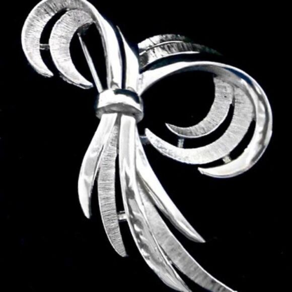 CROWN TRAFARI SILVER TEXURED BOW PIN 1.75" X 1.75" - Picture 1 of 5